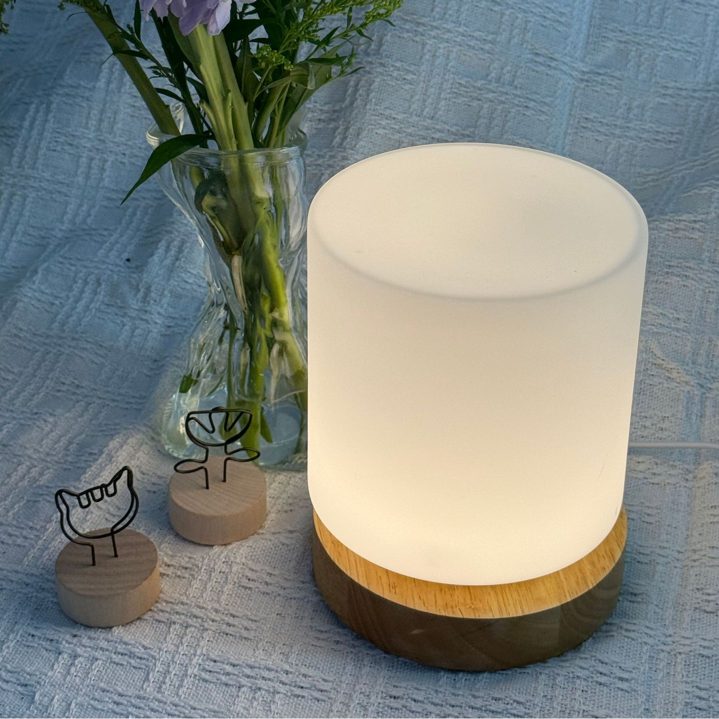 Elegant Table Lamp With Glass Design