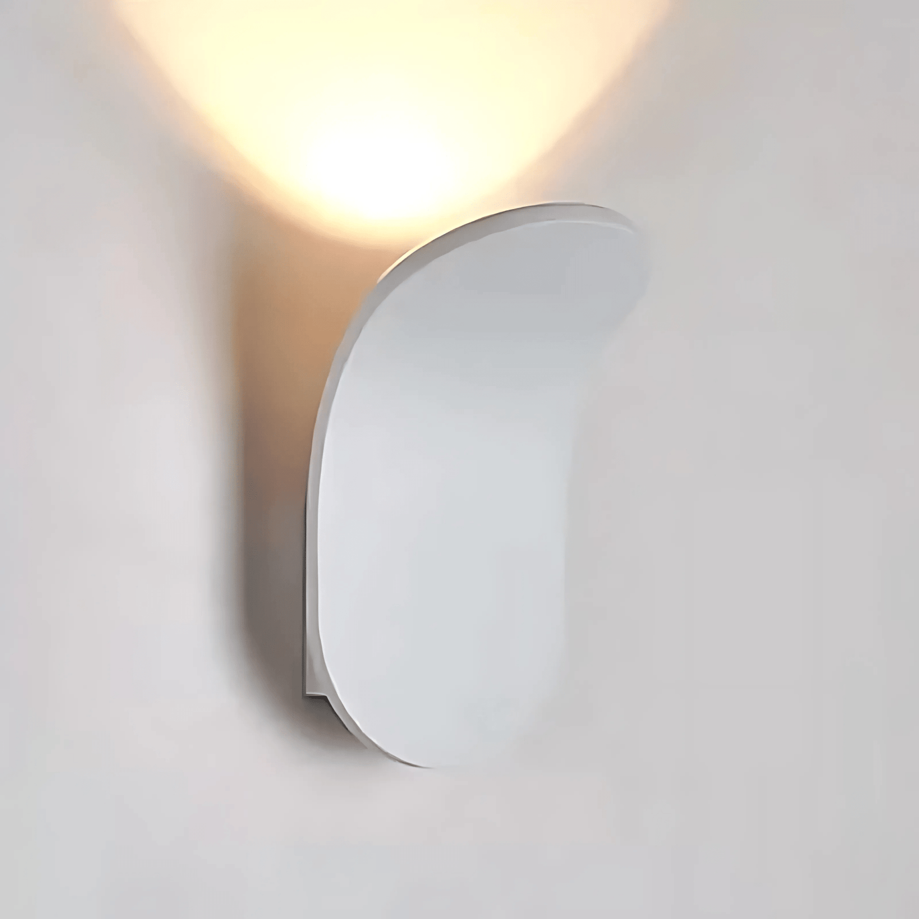Minimalist Wall Lamp With Brushed Finish